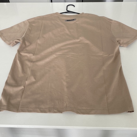 Essentials Tshirt size S - Picture 7 of 7